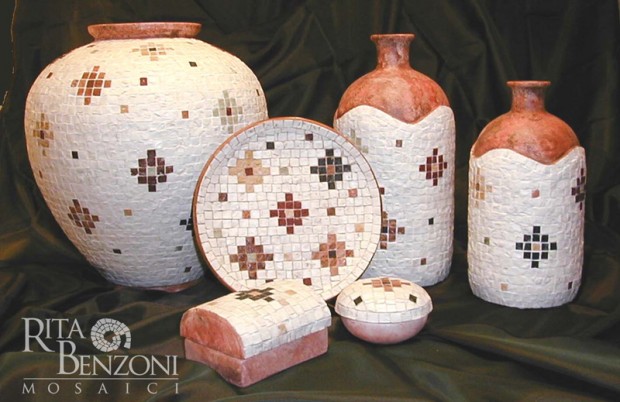 Vasi in terracotta con tessere in marmo