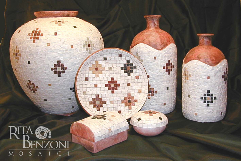 Vasi in terracotta con tessere in marmo